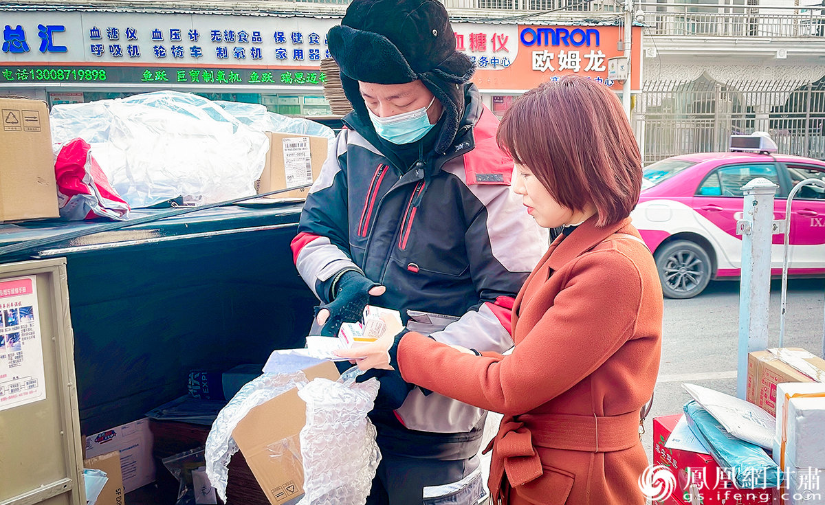 陪诊师取药邮寄服务，减少了看病求医者旅途劳顿。吴永隆 摄