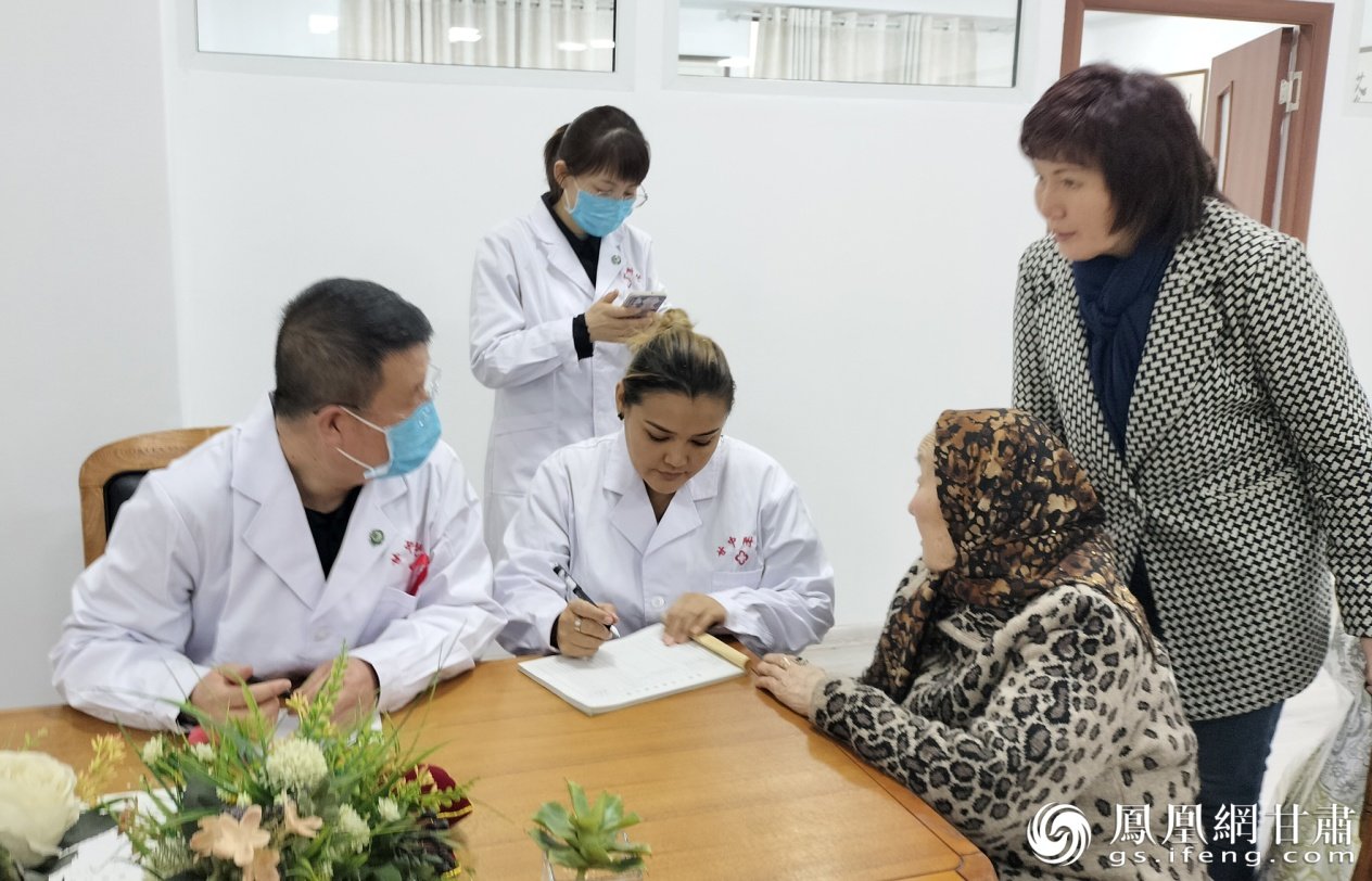 甘肃中医药大学附属医院医疗队为吉尔吉斯斯坦患者会诊 甘肃中医药大学附属医院供图