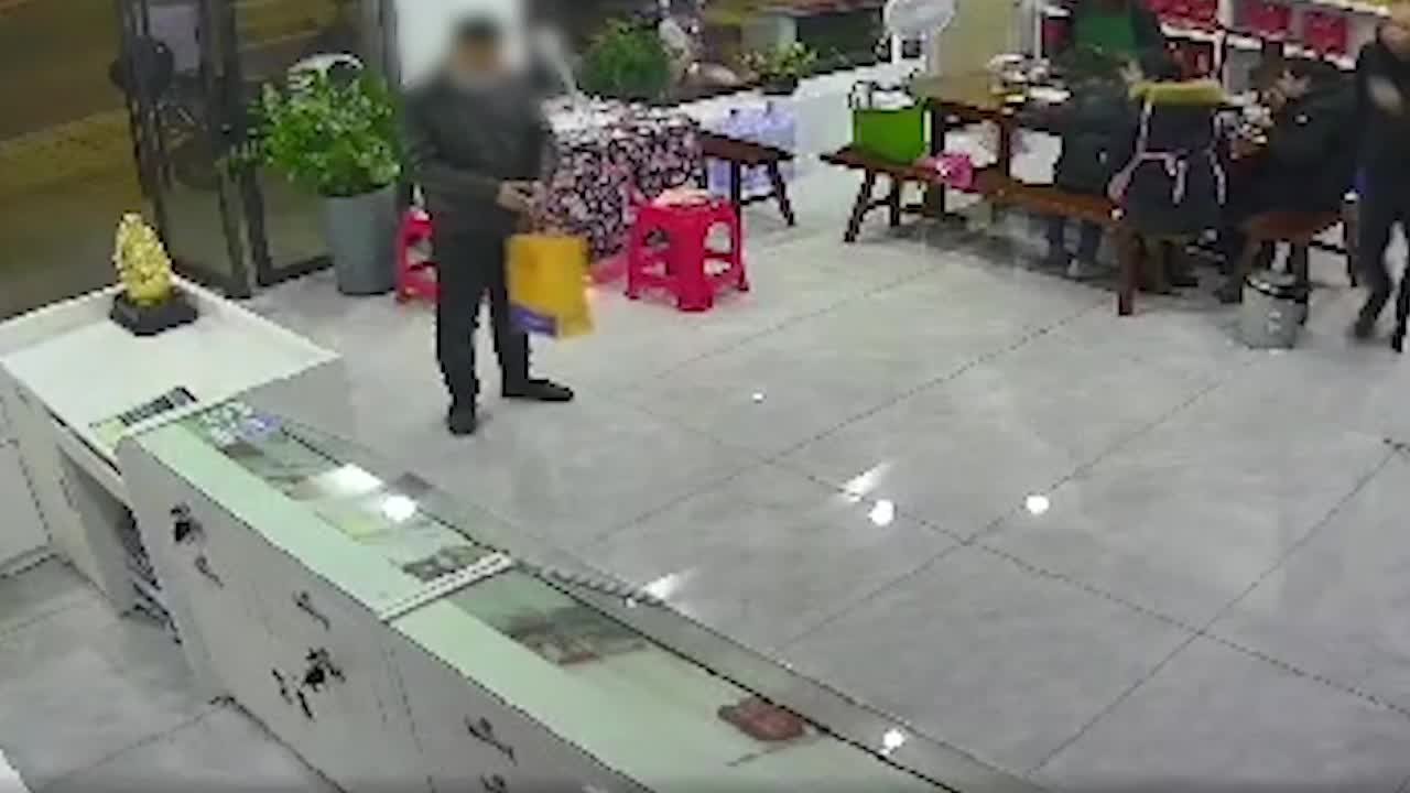 兄弟俩低价买进假冒“和天下”香烟售出，非法获利三万余元