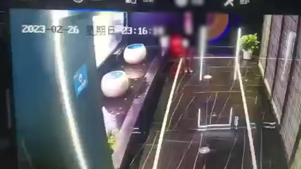 女子遭袭胸怼恶评者，妇联：若求助会给予指导