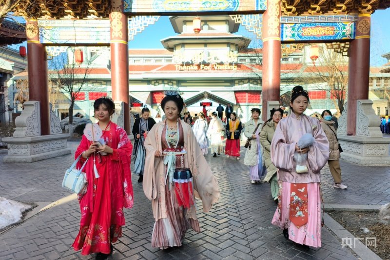 方特丝路神画游乐园景区开园吸引了当地的汉服爱好者（央广网见习记者 闫琴雯 摄）