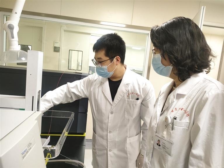 惠玲（右）在工作中