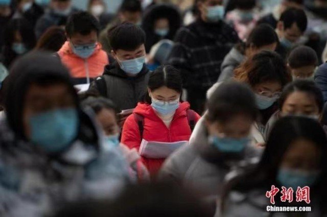 资料图：2021年11月28日，山西省太原市，考生在考前复习。中新社记者 韦亮 摄