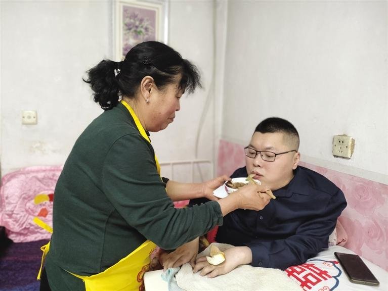 母亲给吕元明喂饭
