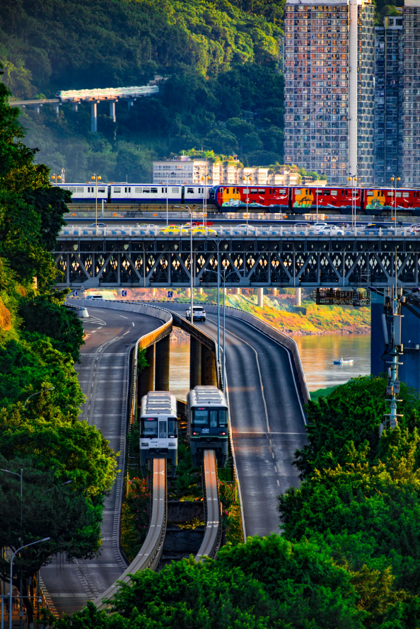 重庆已建成全世界规模最大的山地城市轨道交通运营网络。重庆轨道集团供图