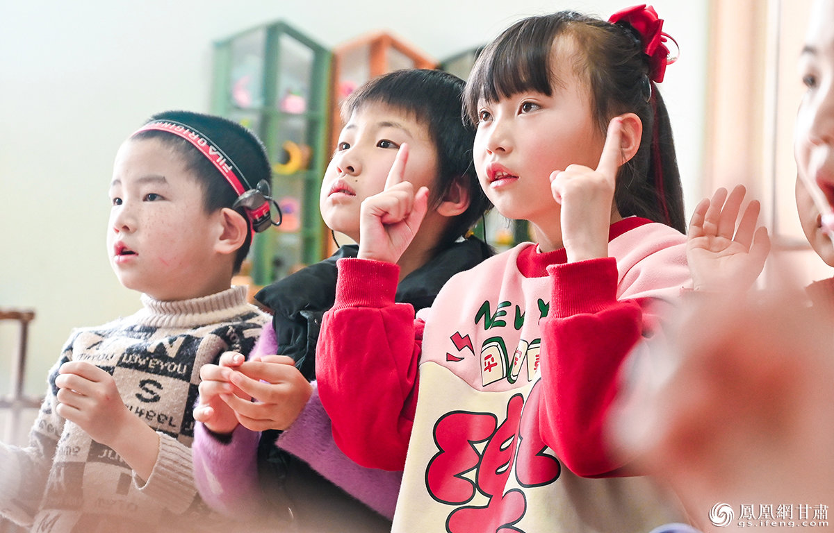 3月3日，是第24次全国爱耳日。有这么一群可爱的孩子，他们因为听力障碍需要佩戴助听器或植入人工耳蜗，被称为“天线宝宝”。李德宇 摄