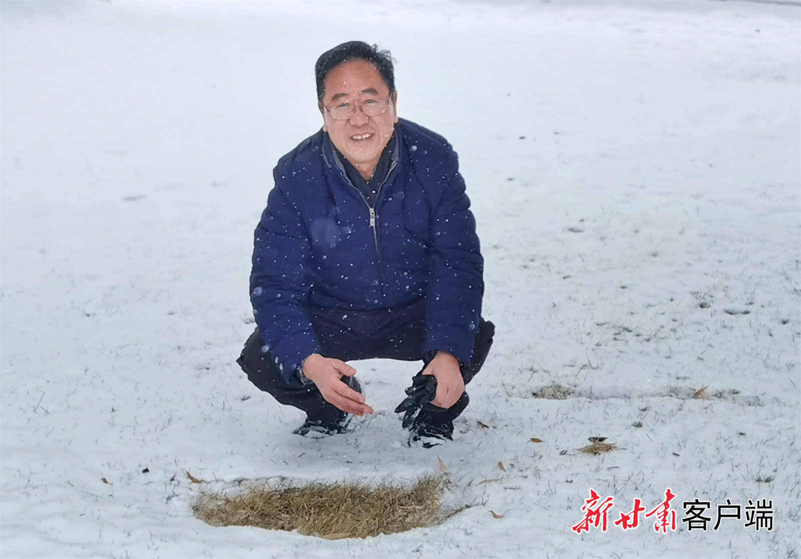 柴守玺观察雪后土壤情况