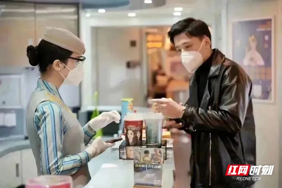 精致的高铁餐食与高铁奶茶。