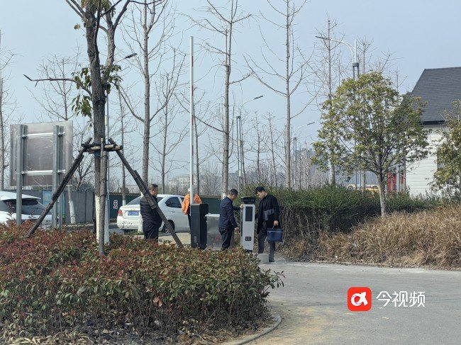 工作人员正在调试机器