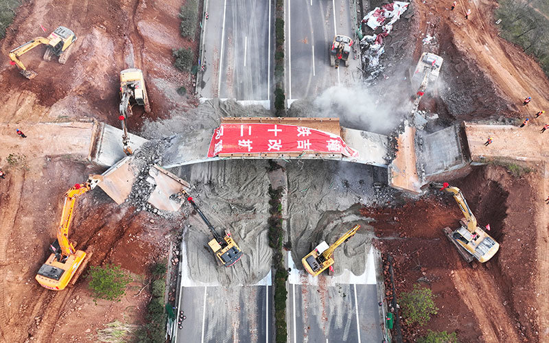 历时16个小时 樟吉高速首批上跨桥顺利拆除