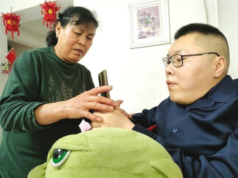 母亲打开手机，吕元明才能操作手机。