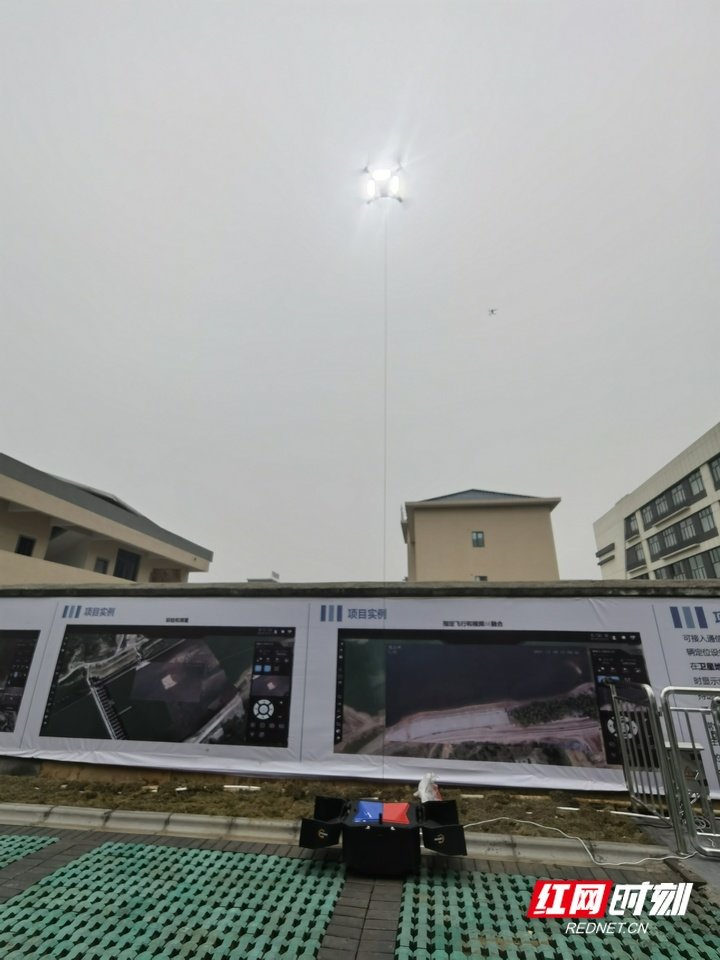 无人机起飞并亮灯，可提供应急照明。