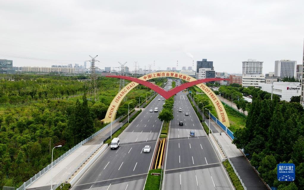 这是位于上海外高桥保税区的中国（上海）自由贸易试验区标志“海鸥门”（2022年6月21日摄，无人机照片）。新华社记者 方喆 摄
