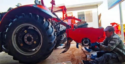 图二为通渭农友农机农民专业合作社农机维护人员对即将投入生产的农机进行检修 王斌 摄