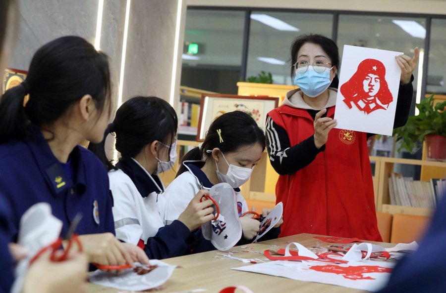 森林消防员与北京八中兰州分校师生一起学习剪纸 裴海博 摄