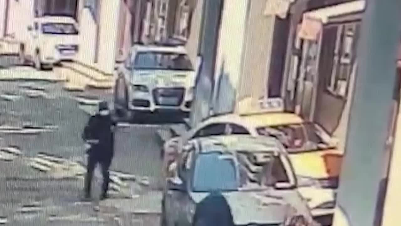 老人晒被子抖下10万多元现金，居民物业帮忙全部捡回