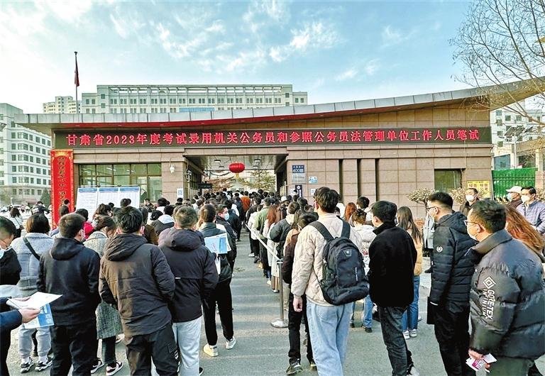 考生有序排队进入考点 新甘肃图片