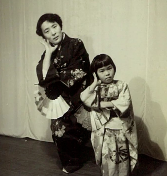 儿时的上野千鹤子与母亲