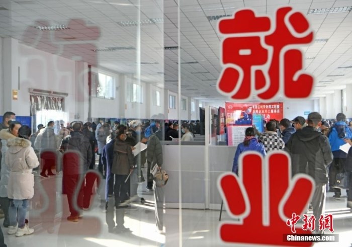 资料图:2023年1月30日,求职者在2023年安徽省区域劳务用工对接招聘会现场找工作。当日,2023年安徽省区域劳务用工对接专场招聘会在该省淮南市人力资源市场举行,来自安徽省淮南、合肥、芜湖、马鞍山4市102家重点企业提供生产制造、医药卫生、电子科技、金融服务等就业岗位2.3万余个,强化区域劳务对接,吸引安徽省外返乡农民工在省内就近就地就业。陈彬 摄