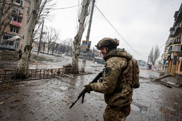 2月25日，一名乌军在巴赫穆特街头巡逻。