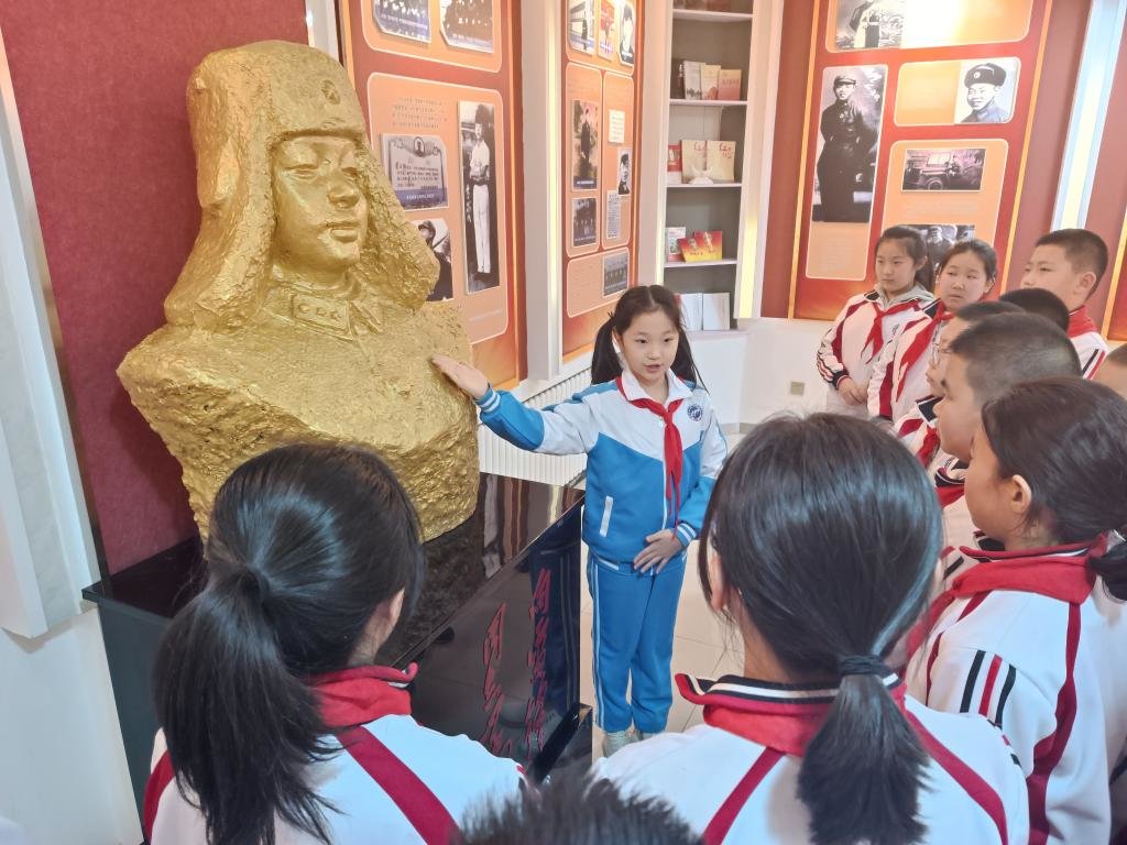 长春市雷锋小学学生在为同学讲解雷锋事迹。新华社记者周万鹏 摄