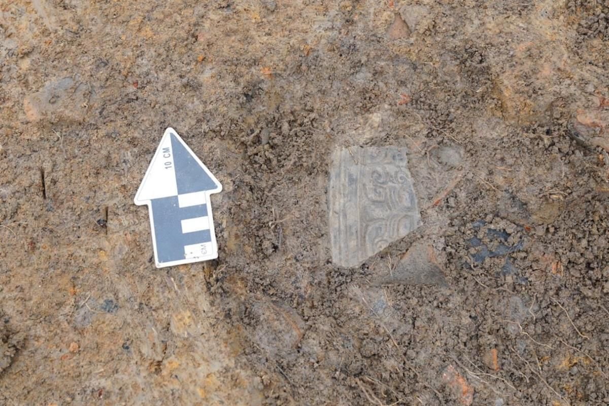 盘龙城王家嘴遗址发现兽面纹陶片。