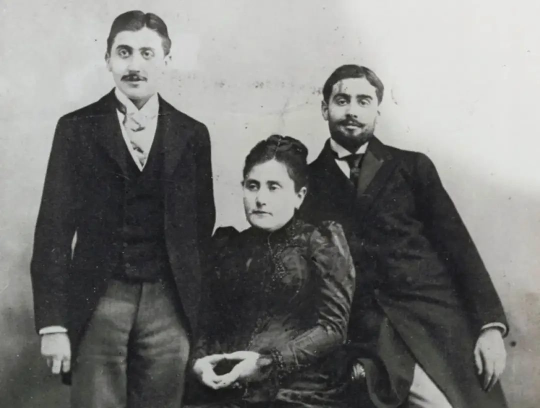 马塞尔·普鲁斯特(左)和母亲及弟弟