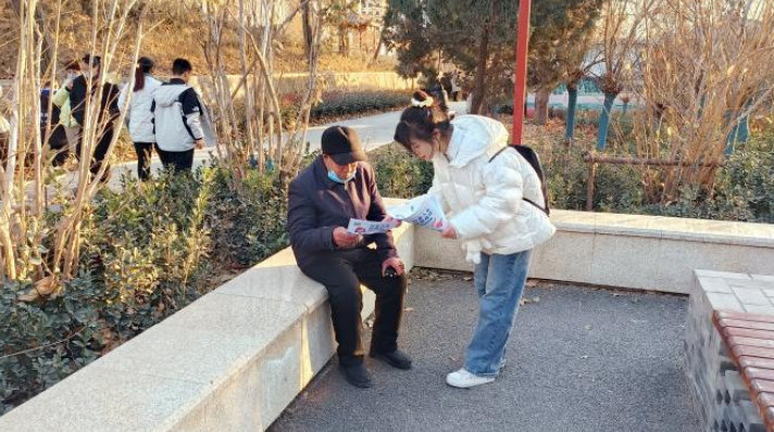郑州大学“科普人生医路相伴”社会实践团队向老年人科普急救知识