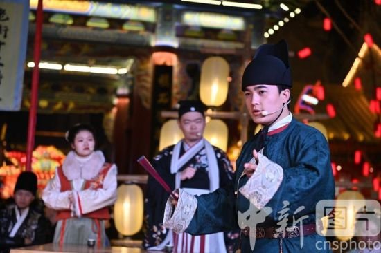 2月25日，甘肃省兰州市兰州老街景区内，扮演贺知章的工作人员向游客讲述活动剧情。