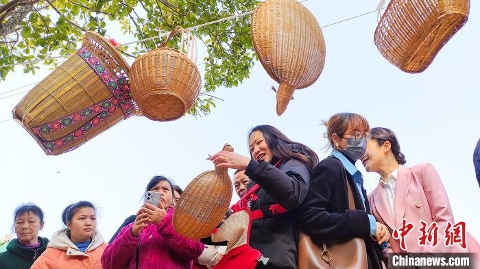 图为民众“赶圩”忙。　杨宗盛　摄