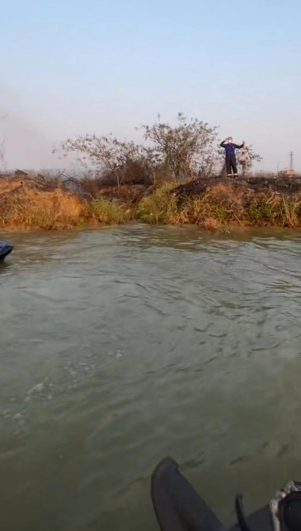 ▲消防队员向摩托艇爱好者敬礼致意。