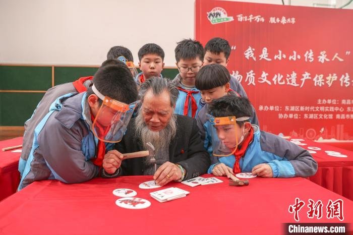 图为南昌市级非遗豫章刻瓷的传承人在给学生示范刻瓷技巧。　刘力鑫 摄