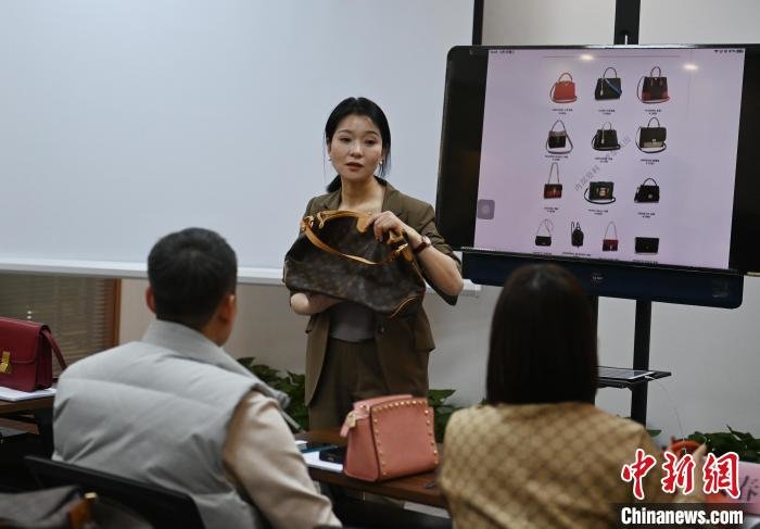 二手奢侈品鉴定师刘滋在给学员做培训。　张瑶 摄