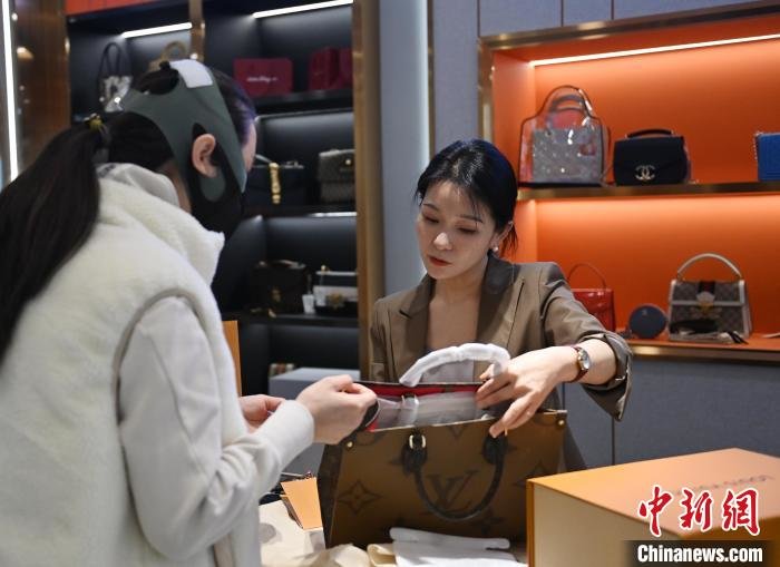 二手奢侈品鉴定师刘滋在与顾客沟通。　张瑶 摄