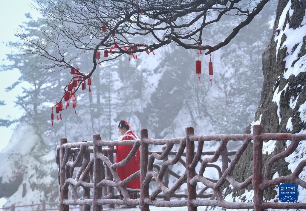 游客在洛阳市栾川县老君山风景区游玩（2月23日摄）。新华社记者 李安 摄