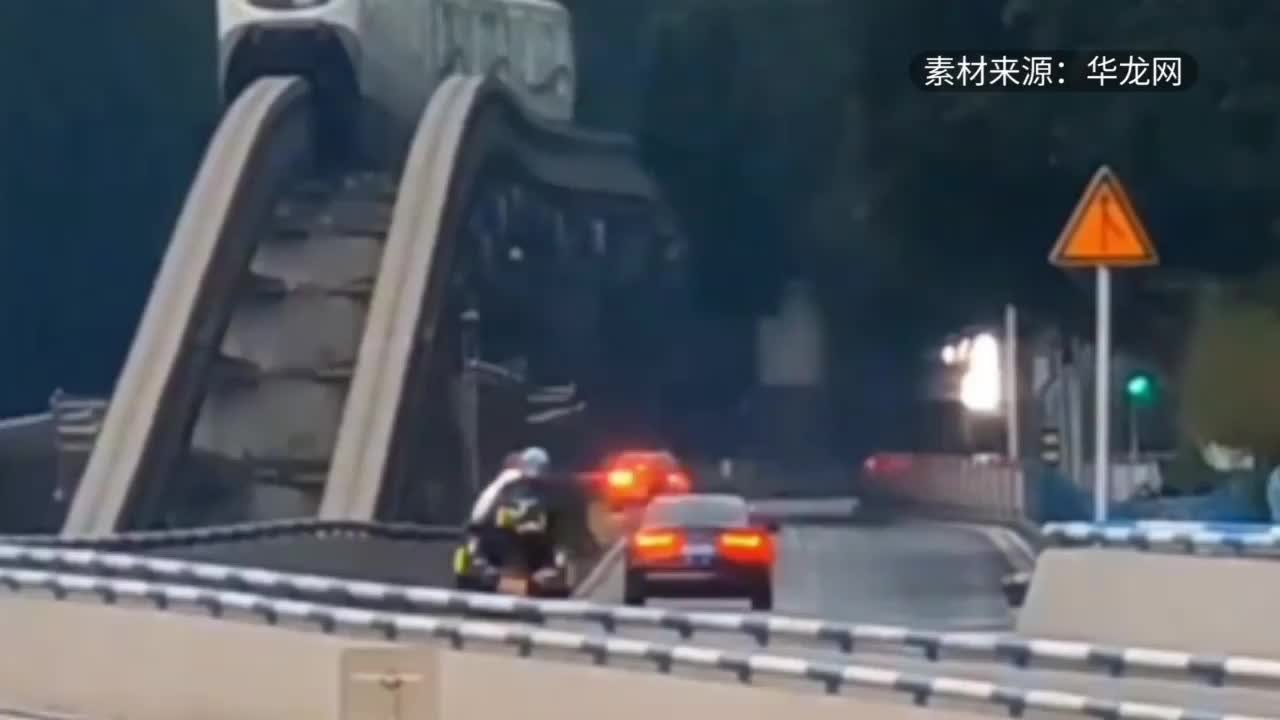 网友镜头下的重庆轨道交通2号线下坡开出了“过山车”的感觉