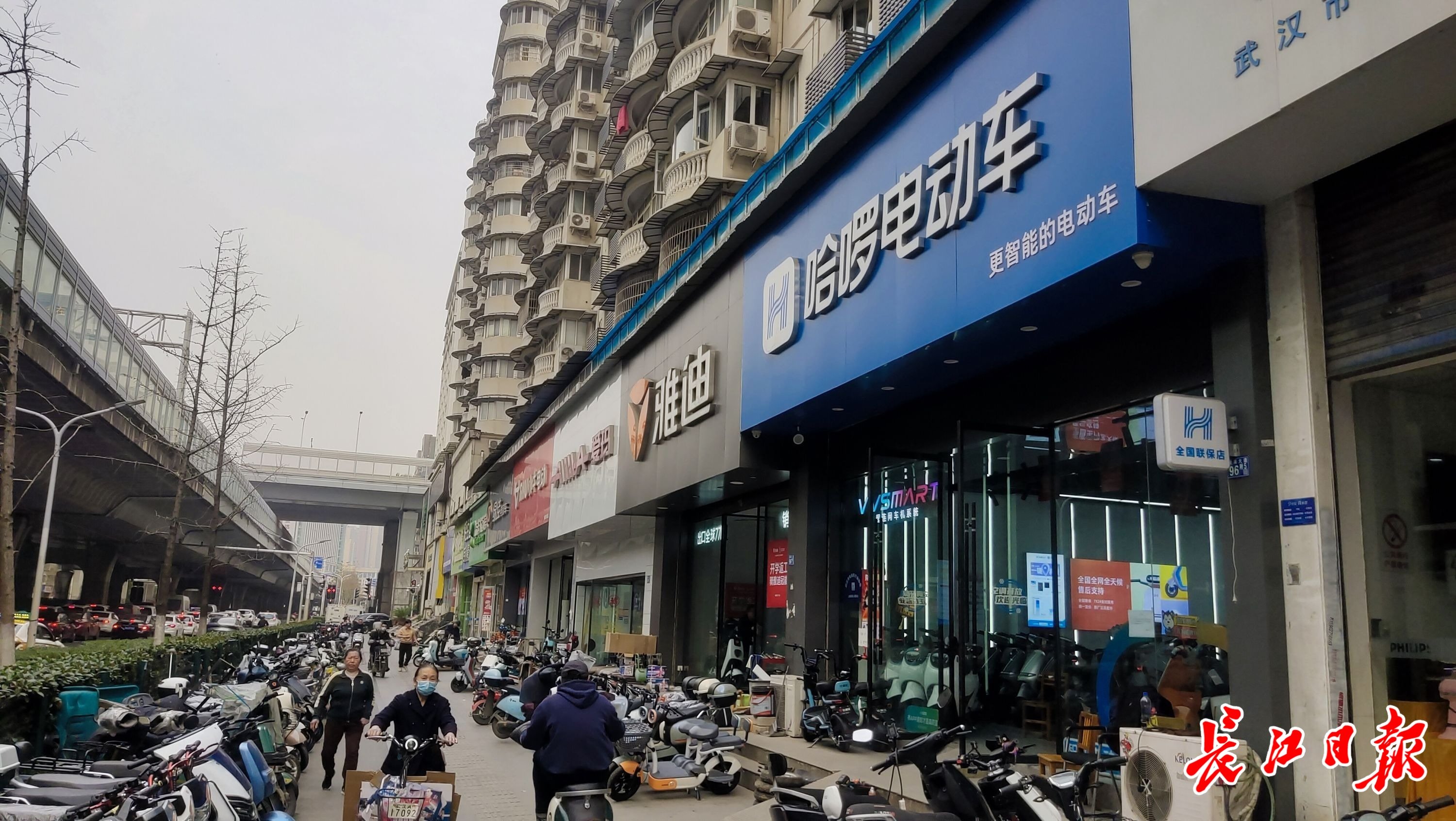 发展大道靠近常青路一带的多个电动车门店。记者邓小龙 摄