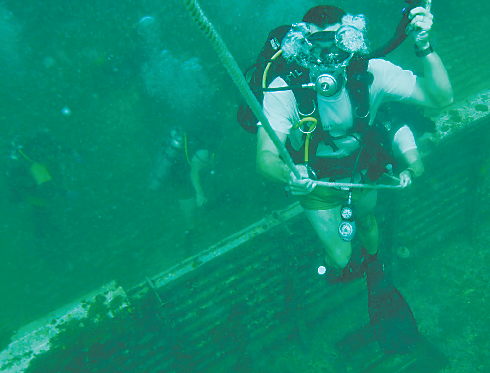 美海军人员在墨西哥湾开放水域进行潜水训练。