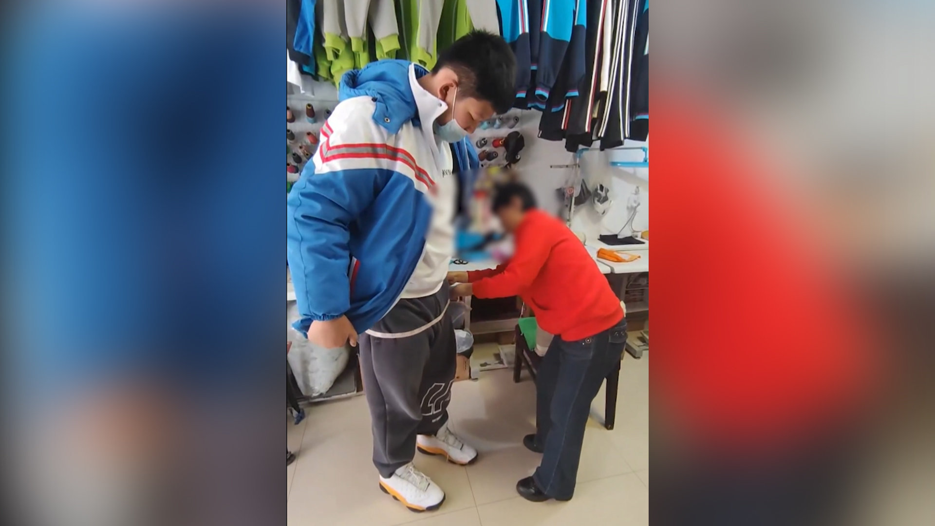 好像开了巨人特效！13岁男孩身高191定制校服衬得裁缝像小孩