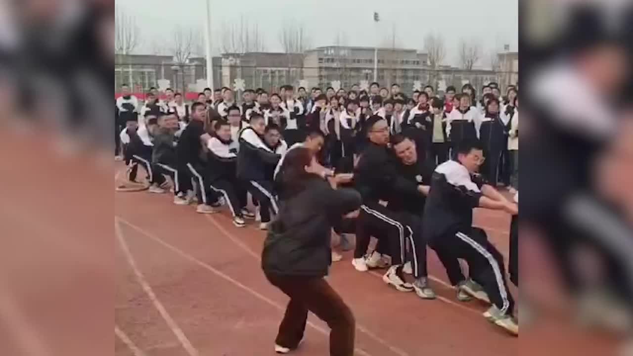 学生拔河比赛，班主任在旁边拼了