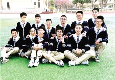 12名被西安交大少年班录取的孩子在操场上合影