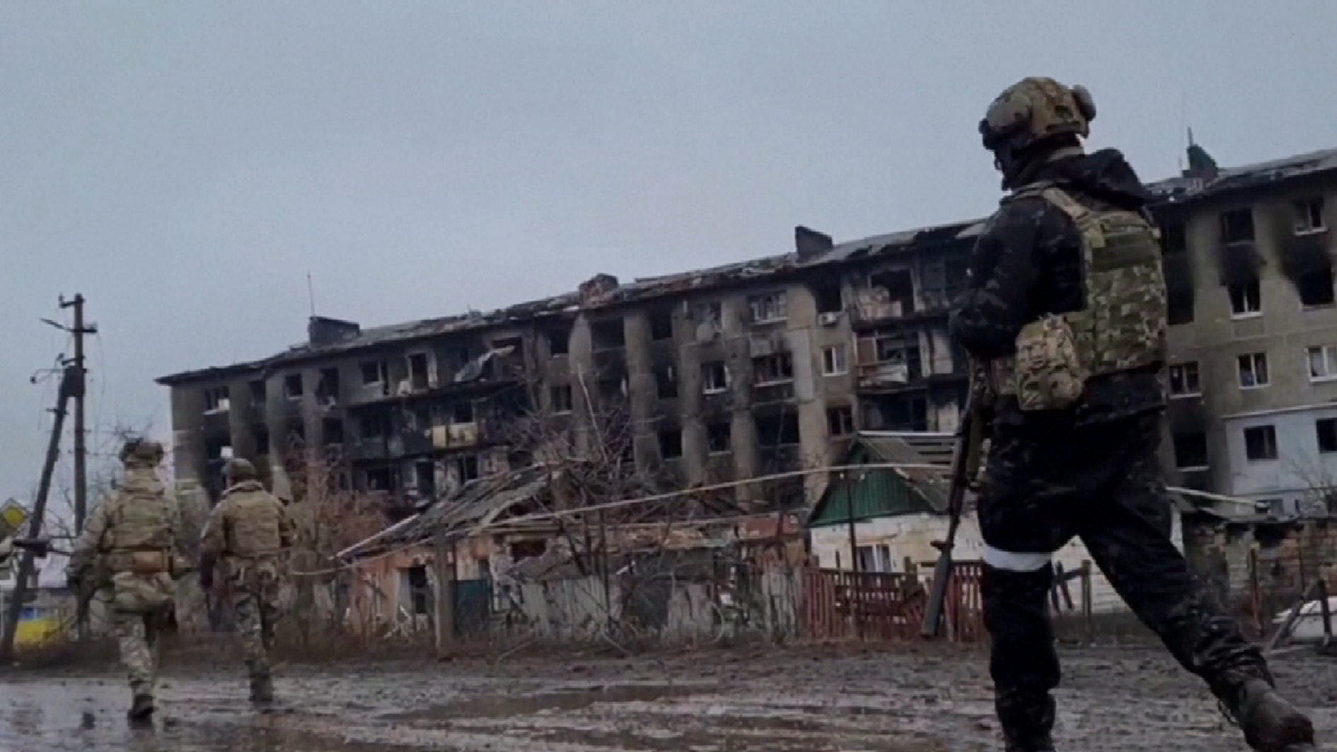 巴赫穆特争夺战持续，俄军动用集束弹轰袭乌东城市居民区