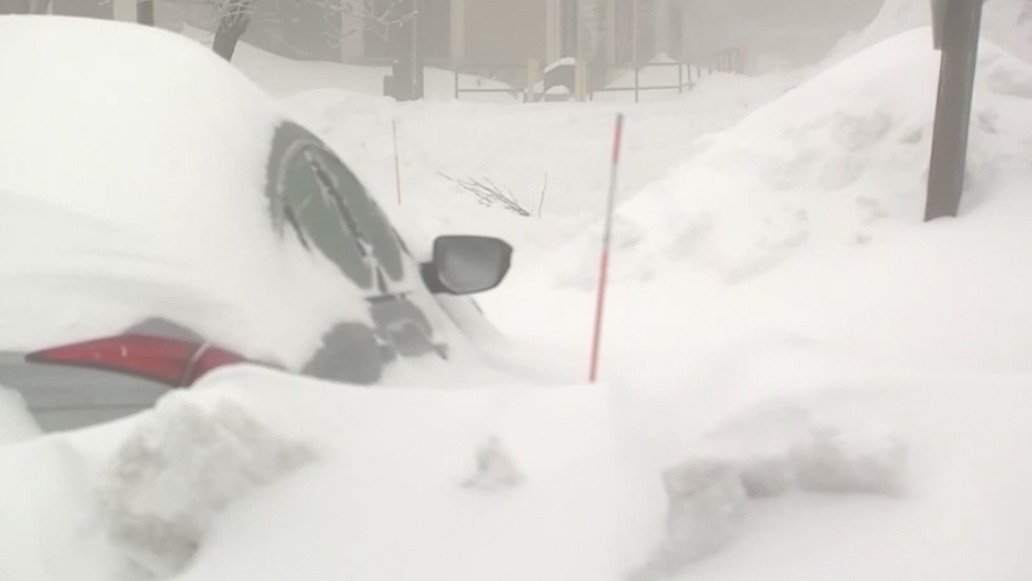 美国冬季风暴持续，加州多名居民因积雪被困家中超过一周