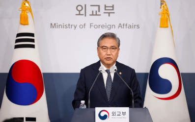 当地时间3月6日上午，韩国外长朴振在位于首尔的外交部大楼举行记者会宣布日本二战强征劳工赔偿方案。