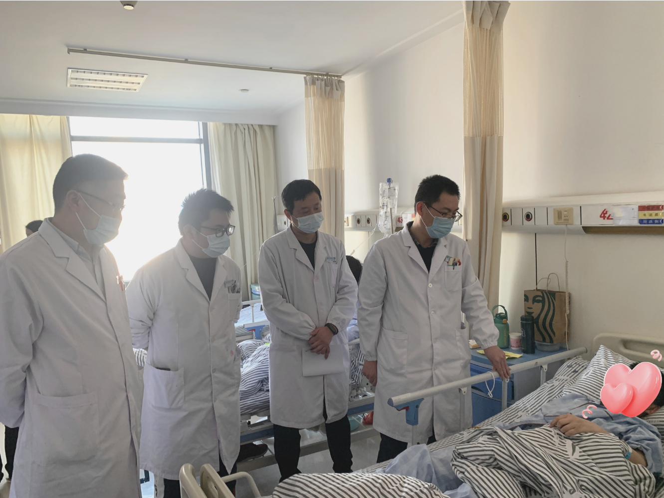 患者出院前，余泽前副主任医师（右一）带领团队查房。