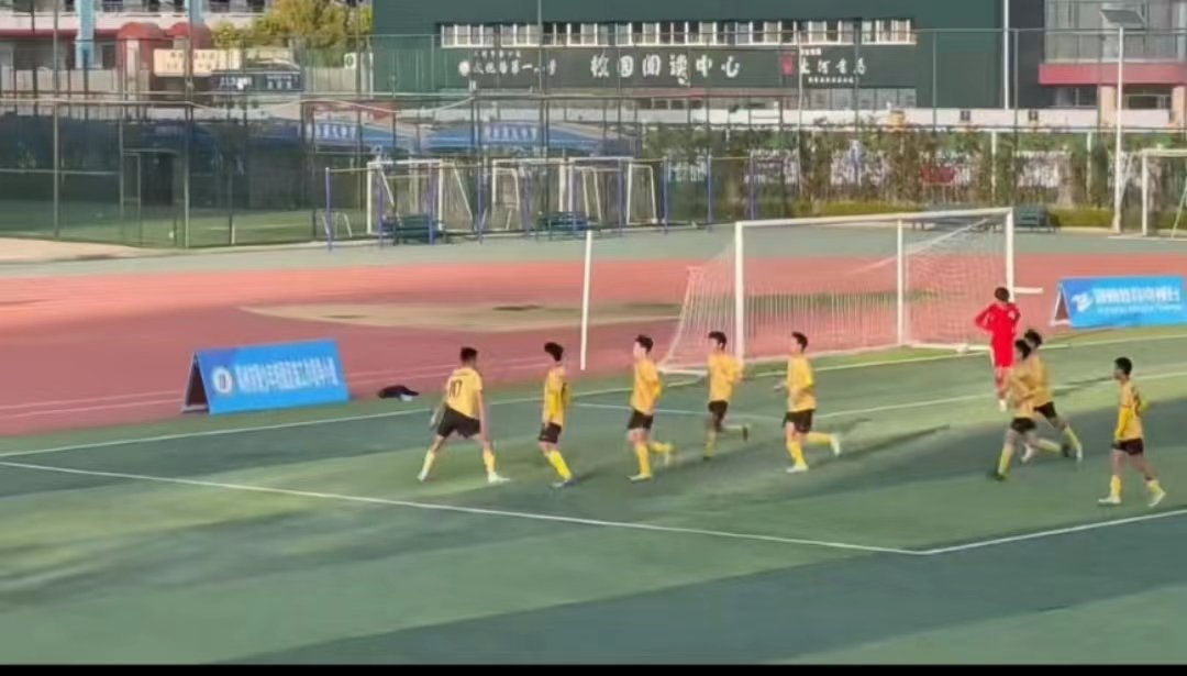 厉害了，郑州这所学校连续四年蝉联校园足球“市长杯”冠军