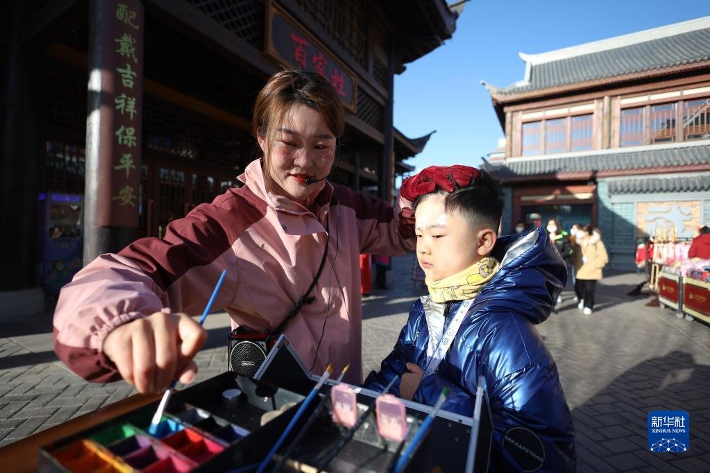3月3日，在嘉峪关方特丝路神画景区，小朋友体验园区面部彩绘项目。新华社记者 马希平 摄