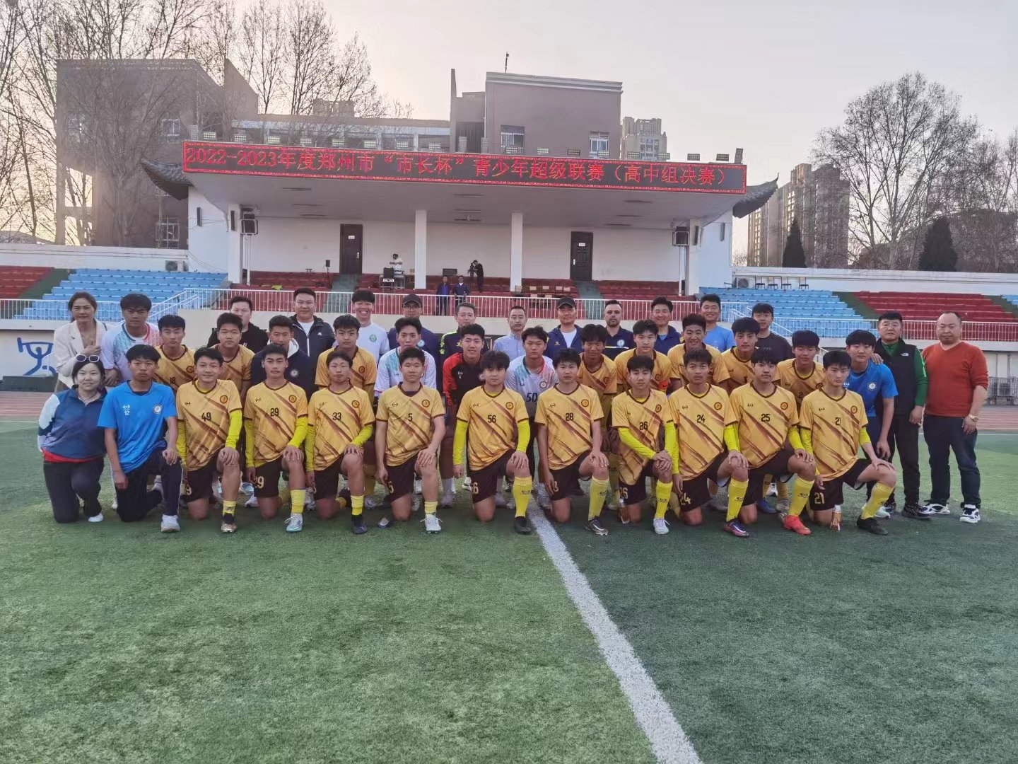 厉害了，郑州这所学校连续四年蝉联校园足球“市长杯”冠军