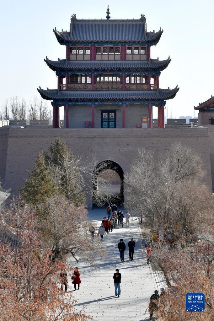 3月4日，游客在嘉峪关关城景区参观游览。新华社记者 范培珅 摄