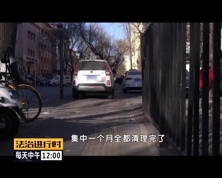 占用盲道属于违规行为(图源北京电视台《法治进行时》)